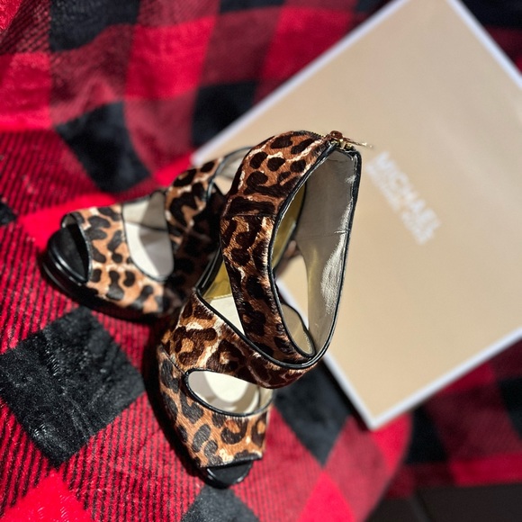Michael Kors Elena Cross Strap Cheetah Heels!! - Picture 4 of 13
